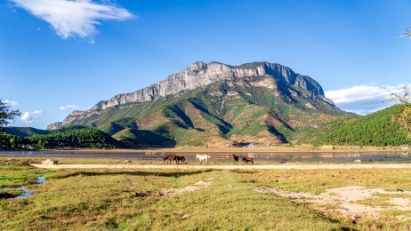 Déesse Gemu et montagne sacrée