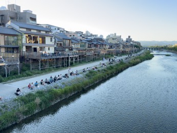 Les terrasses sur la Kamo
