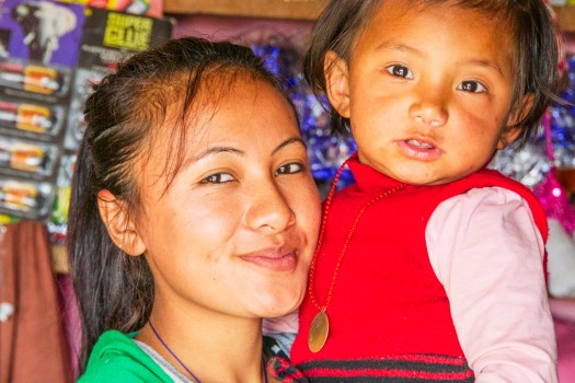La nuit à la lodge du dragon est ma première vraie nuit de trek. Et pourtant elle est tenue par des hindous de Manali dans l'Himachal Pradesh, petite ville touristique au pied de l'Himalaya. Un père, une jeune fille et une enfant. Impossible de comprendre ce qui les a poussés à s'établir si loin de chez eux, même si on peut supposer qu'ils ont de l'expérience dans le tourisme.
Ongzen Sherpa s'intéresse à la photo, et en particulier à mon appareil photo. Par rapport aux népalais rencontrés jusqu'ici, c'est une toute autre attitude, plus curieuse, plus intéressée à l'aspect financier. L'échoppe et le repas dénotent également d'un plus grand savoir-faire.
