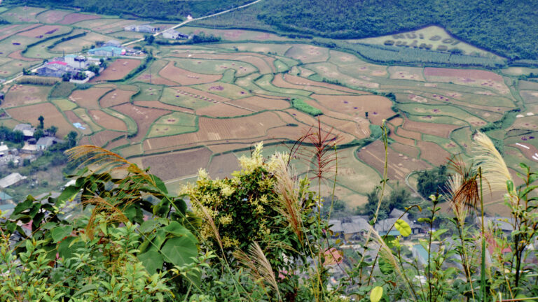 Vue sur Tam Son (900 m) depuit la porte céleste